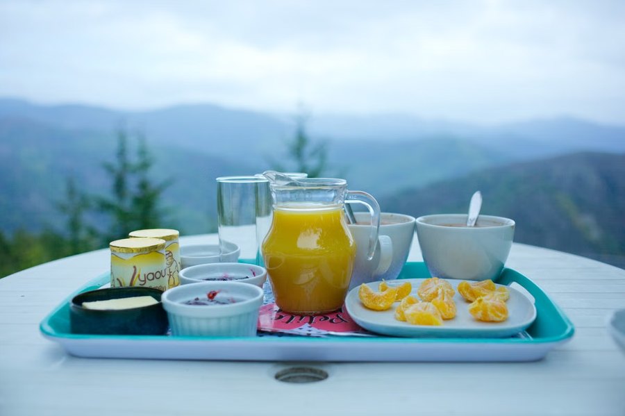 Desayuno servido mirando el valle